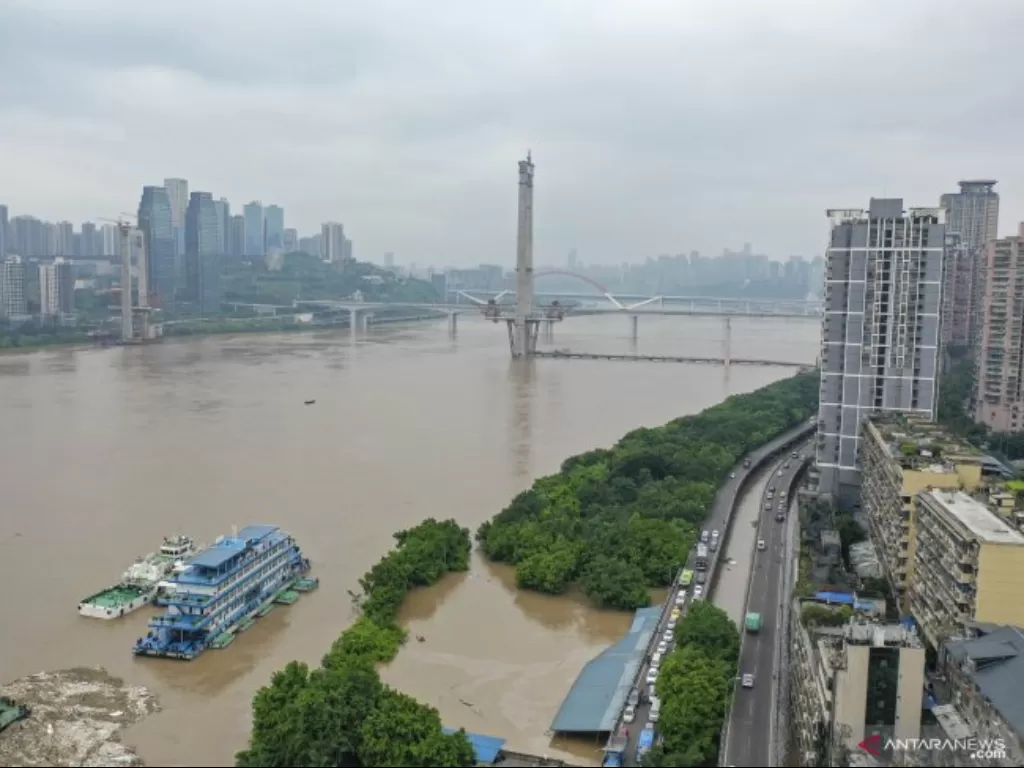 Foto dari udara yang menunjukkan air bah di bagian Chongqing Sungai Yangtze di Kota Chongqing, China barat daya, Selasa (18/8/2020). ANTARA FOTO/Xinhua-Huang Wei