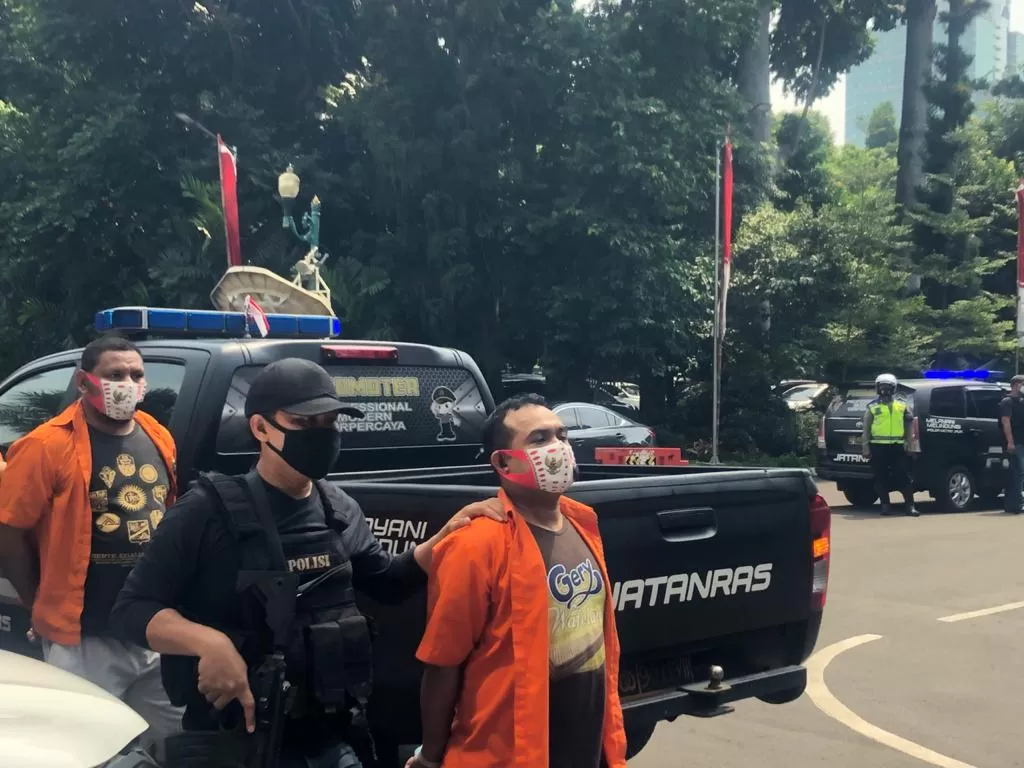 Momen penyerahan John Kei Cs dari Polda Metro Jaya ke Kejaksaan Negeri Tangerang di Polda Metro Jaya, Jakarta, Rabu (19/8/2020). (INDOZONE/Samsudhuha Wildansyah)