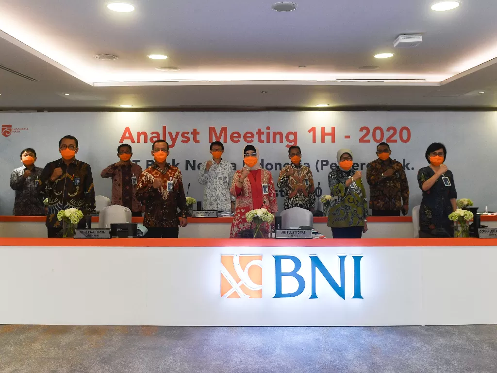 Direksi Bank Negara Indonesia (BNI) berpose usai menyampaikan paparan kinerja BNI semester I 2020 di Jakarta (ANTARA FOTO/Puspa Perwitasari)