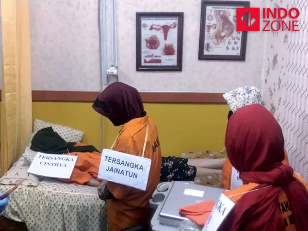 Rekonstruksi kasus klinik aborsi di Jakpus, Rabu (19/8/2020). (INDOZONE/Samsudhuha Wildansyah)