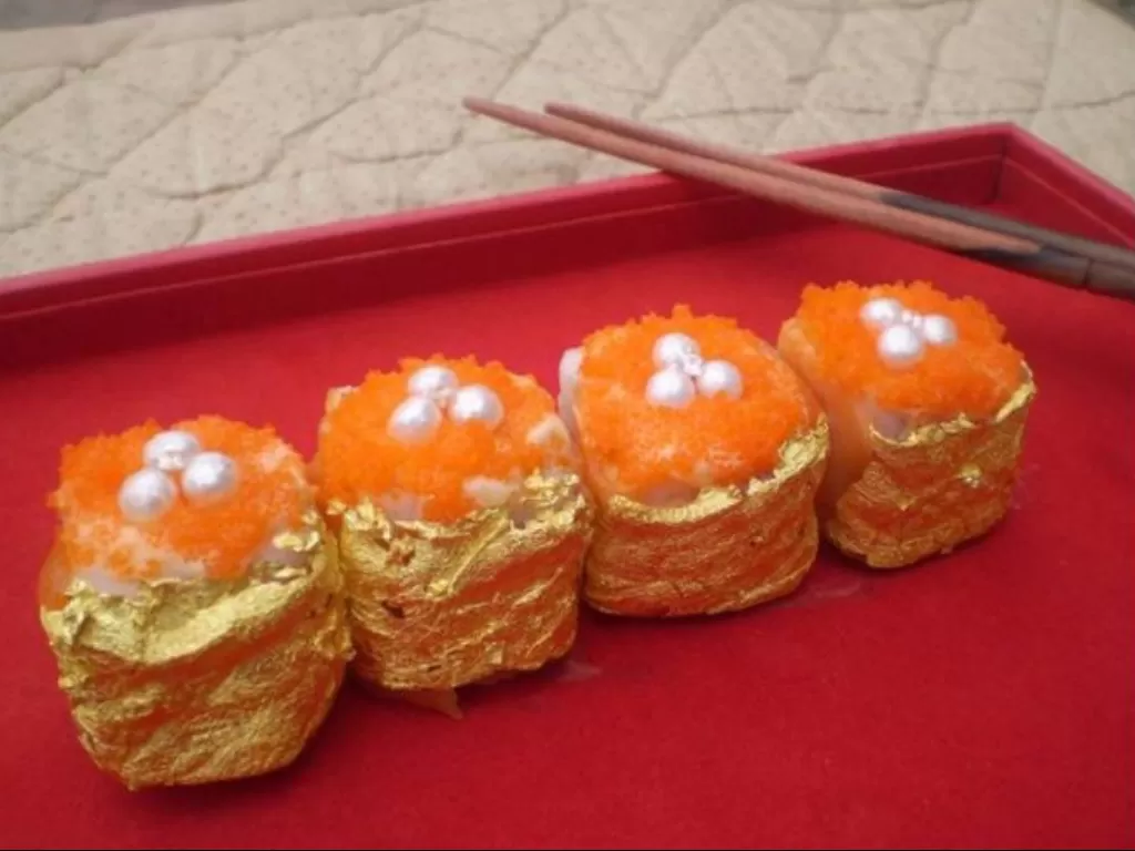 Ilustrasi sushi dengan balutan emas. (financesonline.com)
