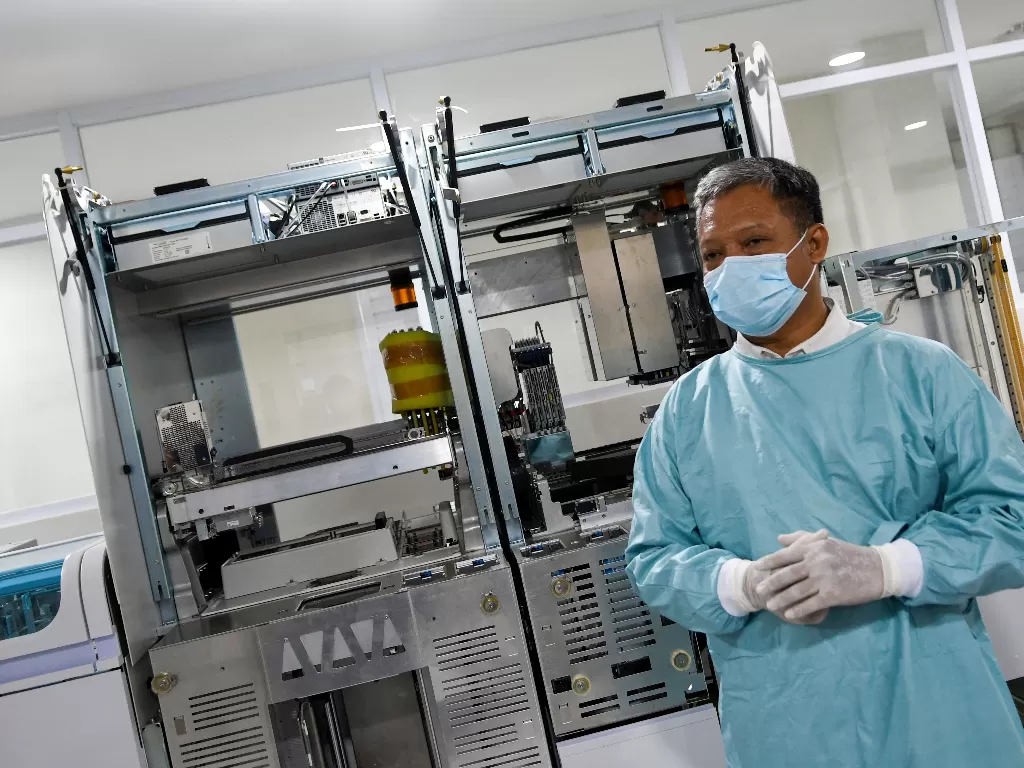Seorang dokter menunjukkan alat tes swab virus Corona berupa Polymerase Chain Reaction diagnostic kit (PCR) di Laboratorium Rumah Sakit Pertamina Jaya, Cempaka Putih, Jakarta.(ANTARA/M Risyal Hidayat)