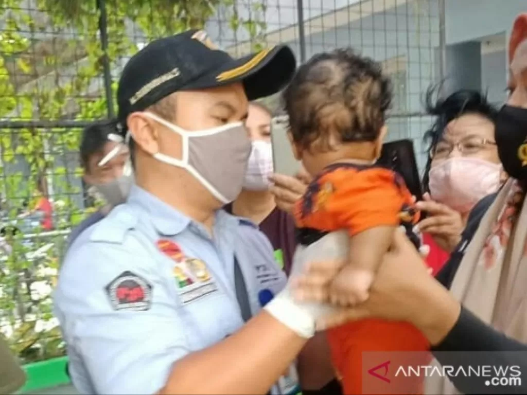 Satuan Tugas P3S Suku Dinas Sosial Jakarta Barat mengevakuasi bayi J disiksa ibunya, Rabu (19/8/2020). (Instagram @sudin_sosial_jakbar) 