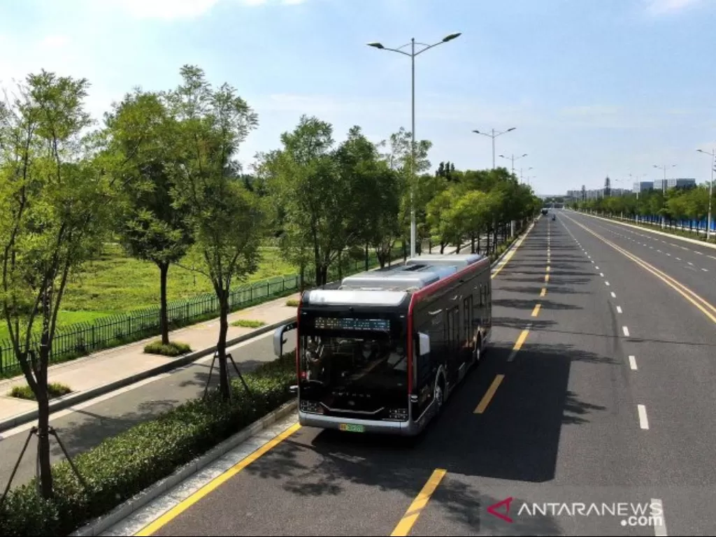 Sebuah bus otonomos dari jalur bus autopilot 1 yang tengah melintas di sebuah jalan di Zhengzhou, Provinsi Henan, China tengah, Rabu (19/8/2020). ANTARA FOTO/Xinhua/Li An