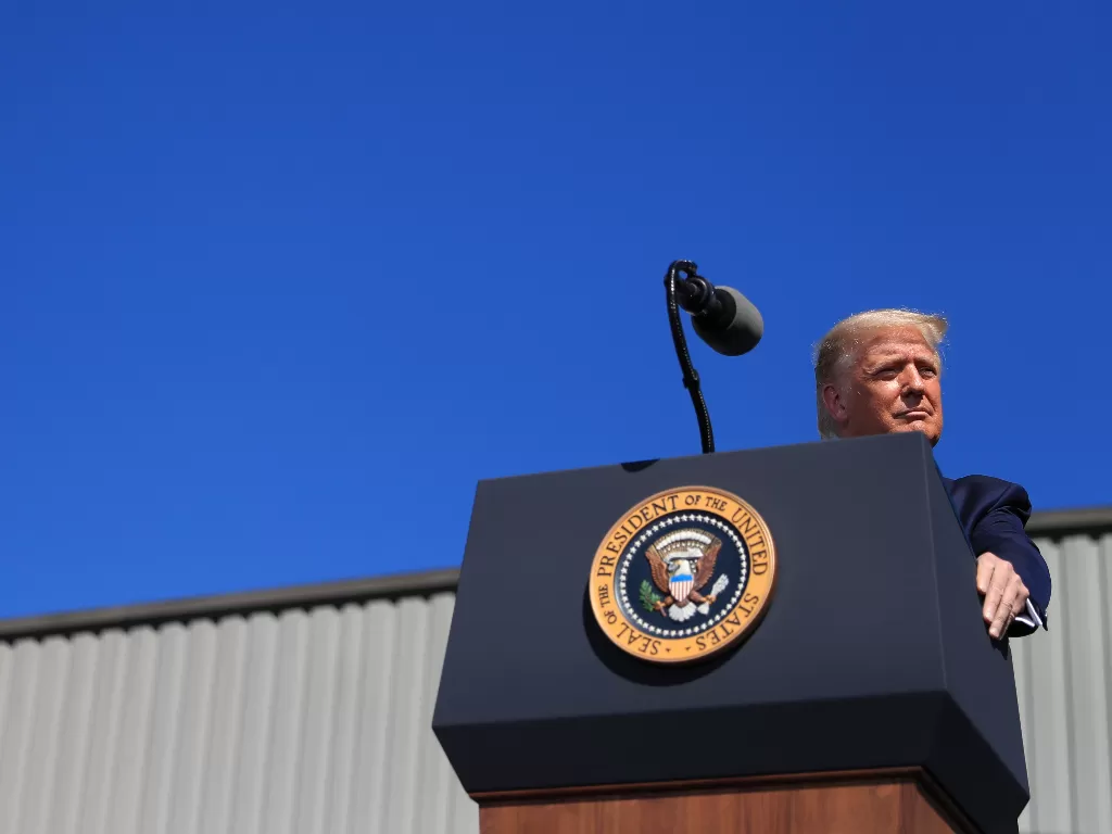 Presiden AS Donald Trump berbicara di acara kampanye pemilihan ulang Trump di Mariotti Building Products di Old Forge (REUTERS/Tom Brenner)