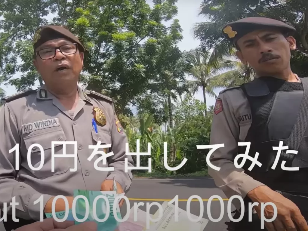 Dua polisi yang menilang WN Jepang di Bali bakal dimutasi atau dipecat Polri. (Youtube/Style Kenji).