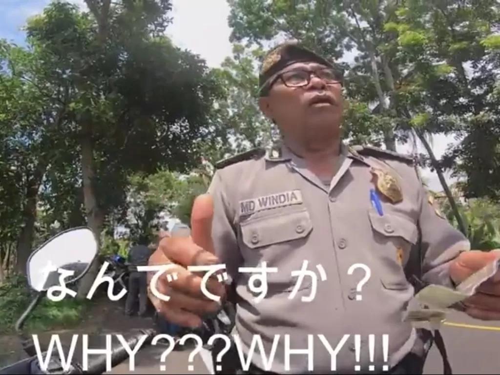 Salah satu oknum polisi yang menilang WN Jepang di Bali. (Tangkapan layar Youtube/Style Kenji)
