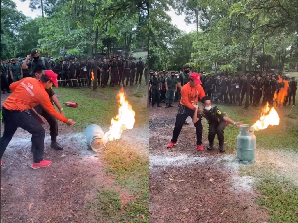 Saat petugas damkar lakukan simulasi memadamkan api, namun tingkah laku tentara ini bikin salfok. (photo/Tiktok/sekchainarong)