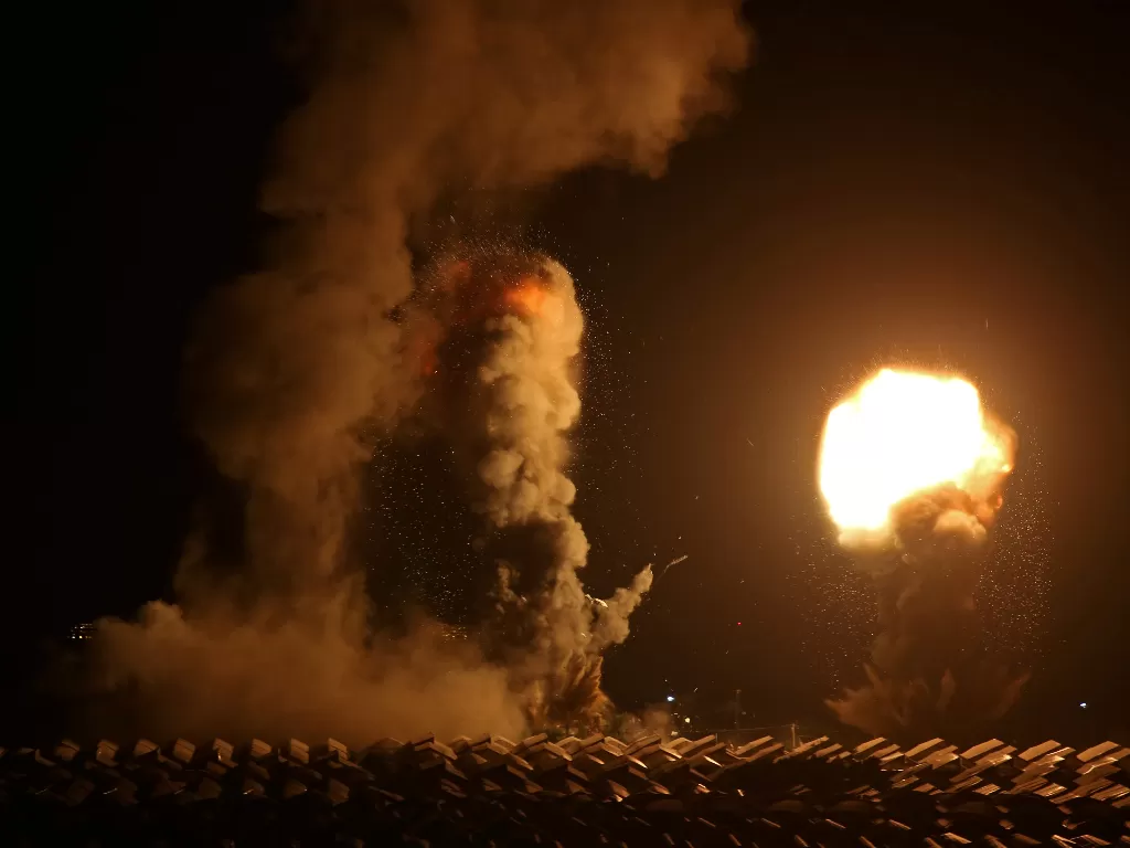 Api dan asap terlihat selama serangan udara Israel di Gaza (REUTERS/Ibraheem Abu Mustafa)