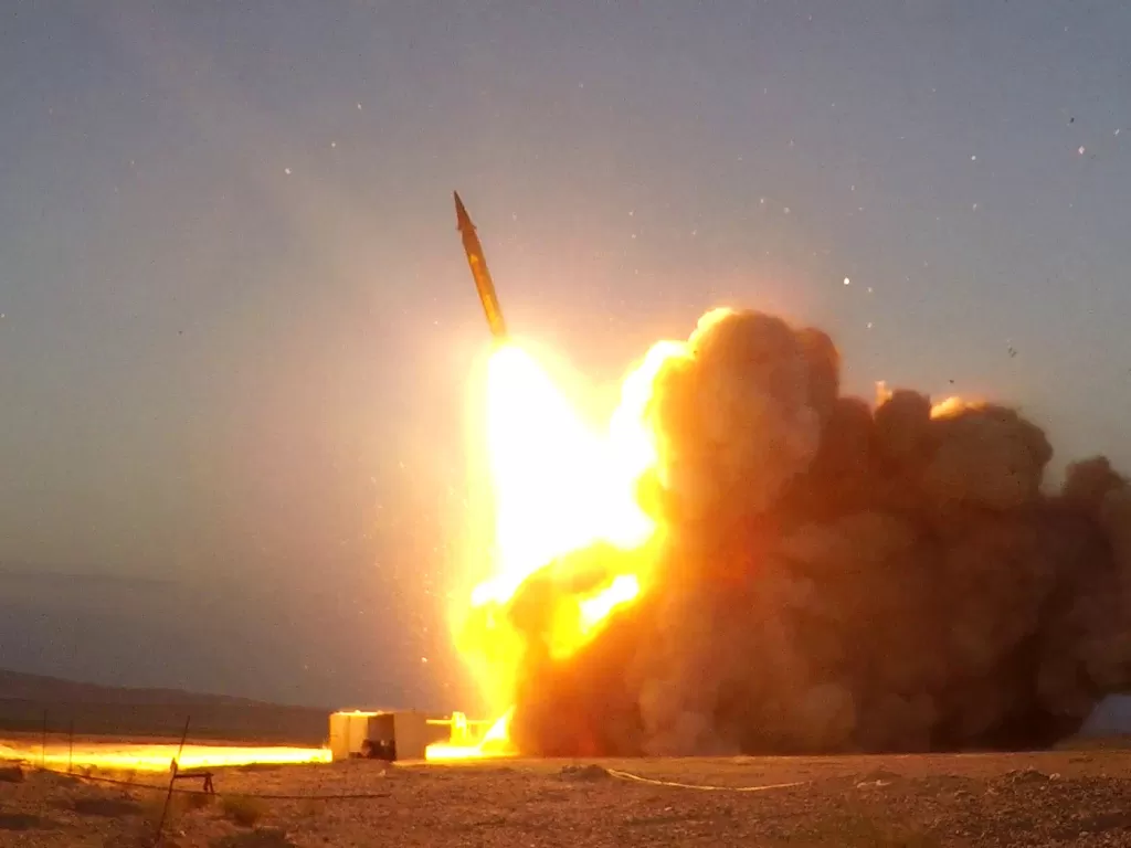 Sebuah rudal yang diluncurkan oleh Iran diluncurkan di lokasi yang tidak diketahui di Iran (REUTERS/WANA NEWS AGENCY)