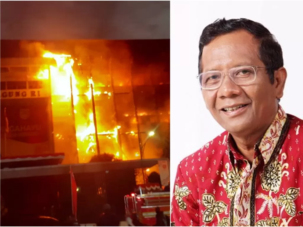 Gedung Kejaksaan Agung RI dilalap api besar, Sabtu malam (22/8/2020). ( Indozone/Sarah Hutagaol)