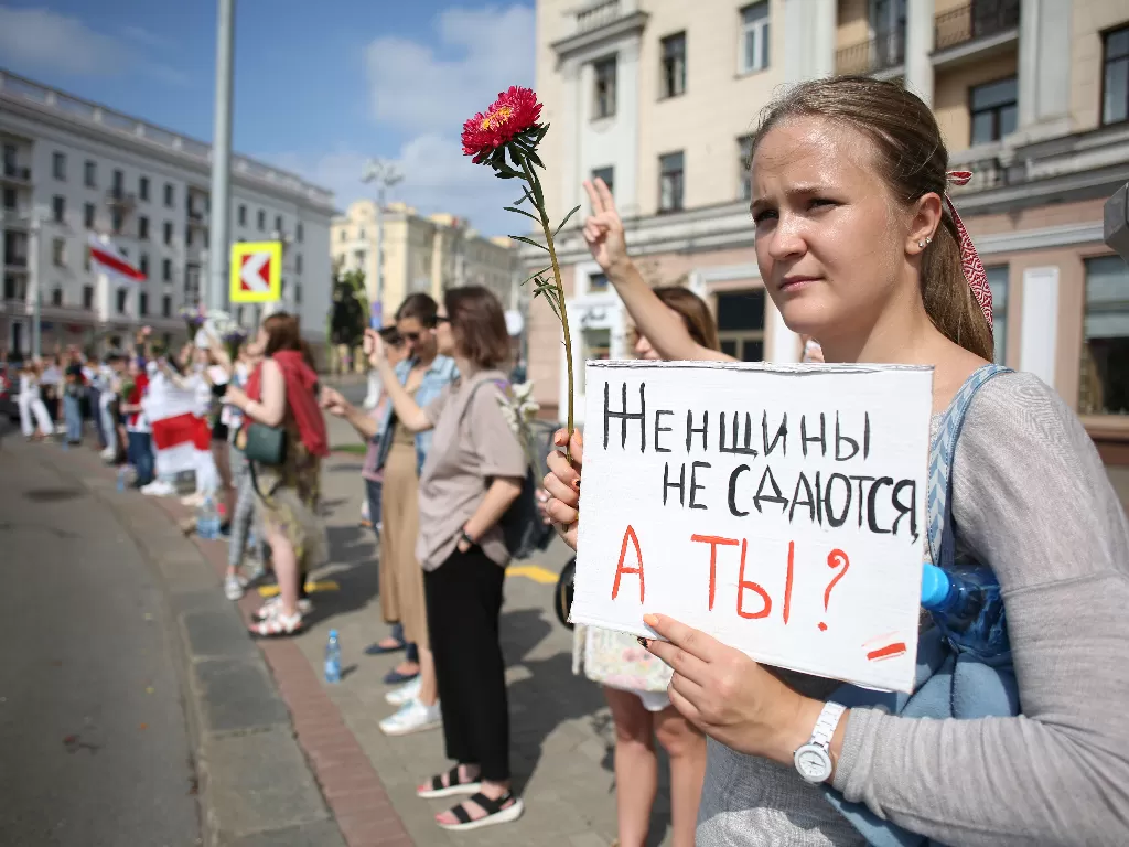 Orang-orang menghadiri demonstrasi oposisi untuk memprotes hasil pemilihan presiden di Minsk, Belarusia, 21 Agustus 2020 (REUTERS/STRINGER)