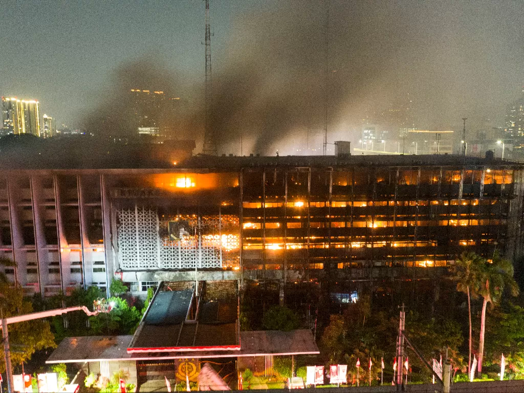 Foto udara gedung utama Kejaksaan Agung yang terbakar di Jakarta, Sabtu (22/8/2020). (Foto: ANTARA/Aditya Pradana Putra)
