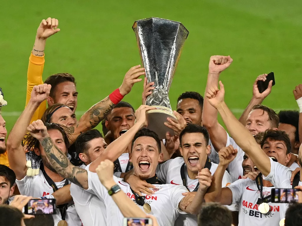 Para pemain Sevilla merayakan kemenangan di Final Liga Europa dengan trofi tersebut (REUTERS/POOL)