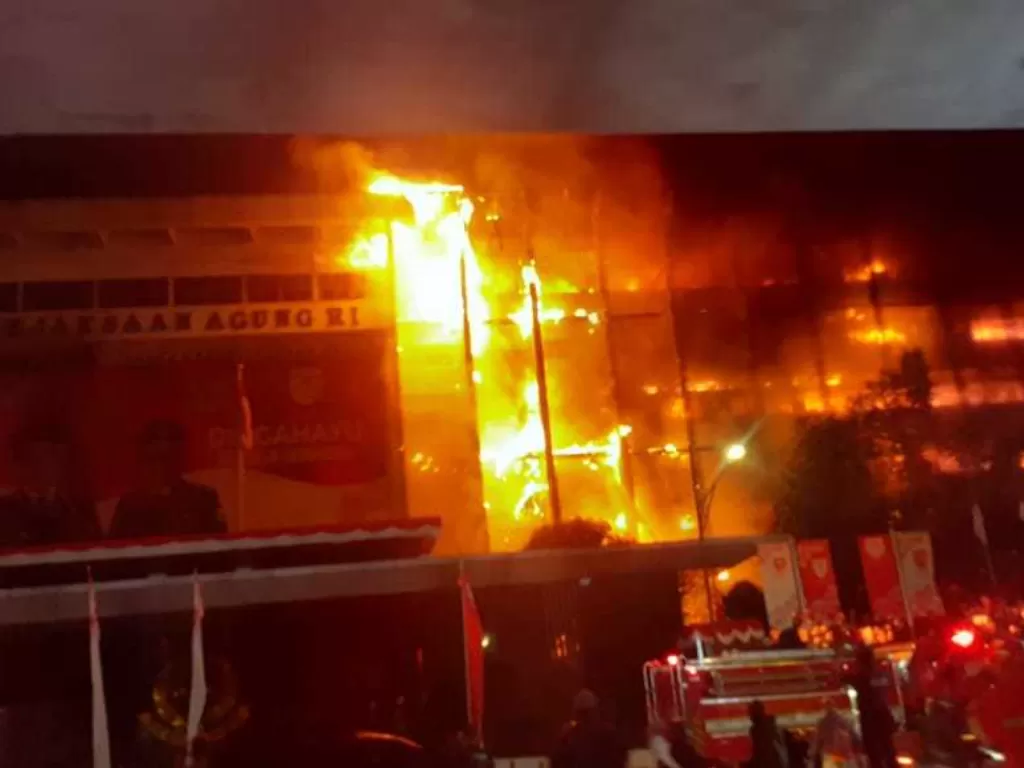 Gedung Kejaksaan Agung RI dilalap api, Sabtu (22/8/2020) malam. ( Indozone/Sarah Hutagaol)
