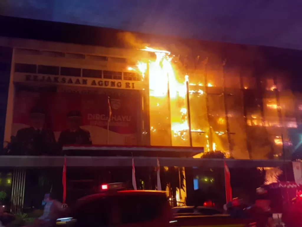 Gedung Kejaksaan Agung RI dilalap api besar, Minggu malam (22/8/2020). (photo/Indozone/Sarah Hutagaol)