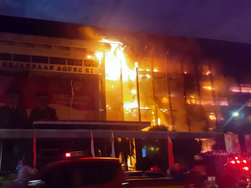 Gedung Kejaksaan Agung RI dilalap api besar, Sabtu malam (22/8/2020). ( Indozone/Sarah Hutagaol)