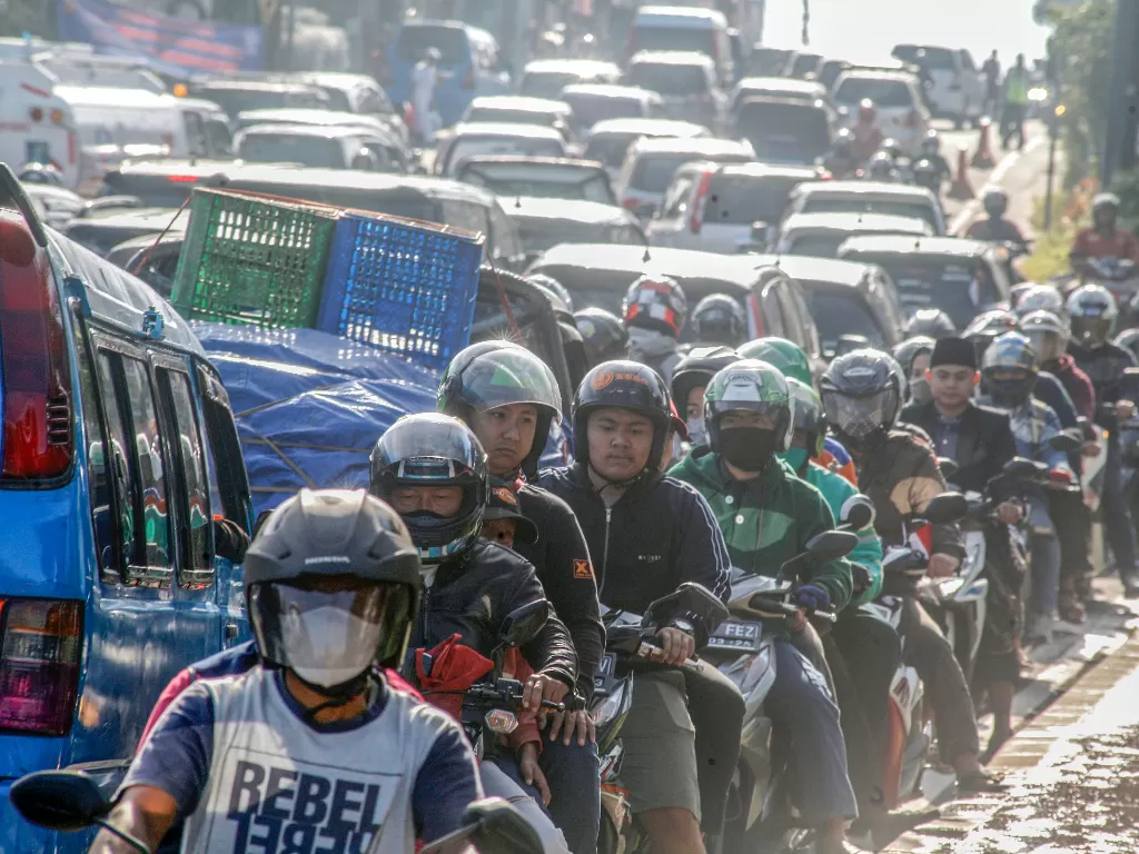 Kepadatan kendaraan di Jalan Raya Puncak, Gadog, Kabupaten Bogor, Jawa Barat (ANTARA FOTO/Yulius Satria Wijaya)