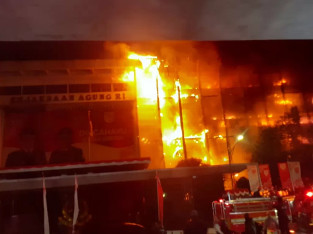 Gedung Kejaksaan Agung RI dilalap api besar, Minggu malam (22/8/2020). ( Indozone/Sarah Hutagaol)