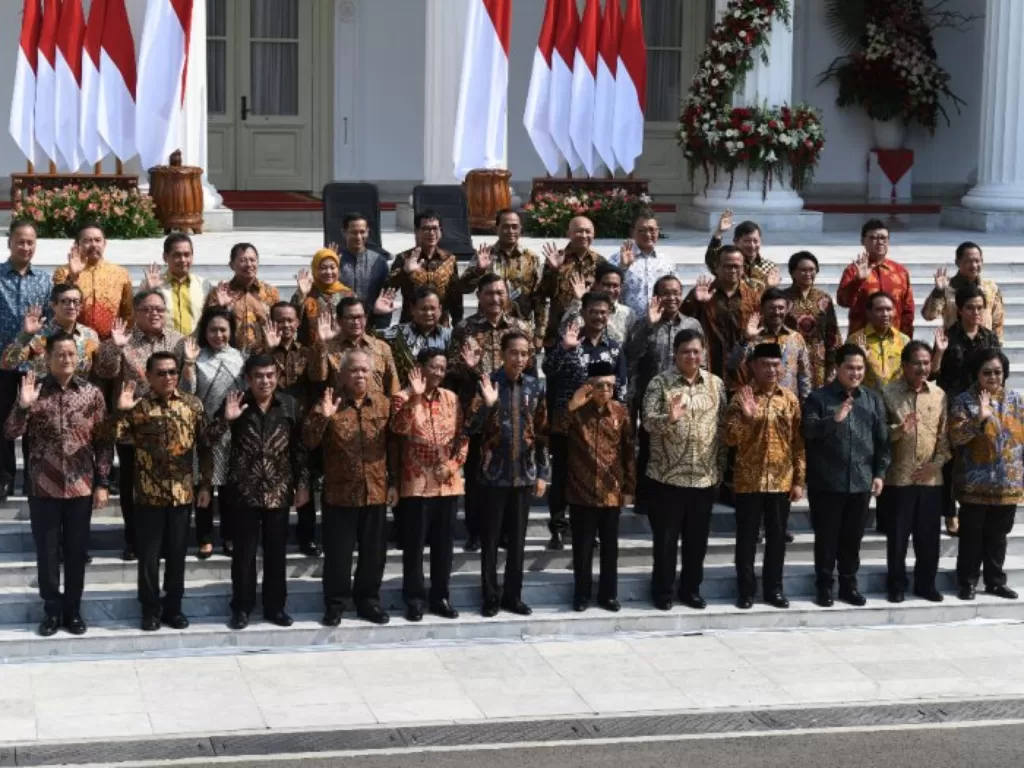Presiden Joko Widodo didampingi Wapres Ma'ruf Amin memperkenalkan jajaran menteri Kabinet Indonesia Maju di tangga beranda Istana Merdeka. (Foto: Antara/Wahyu Putro)