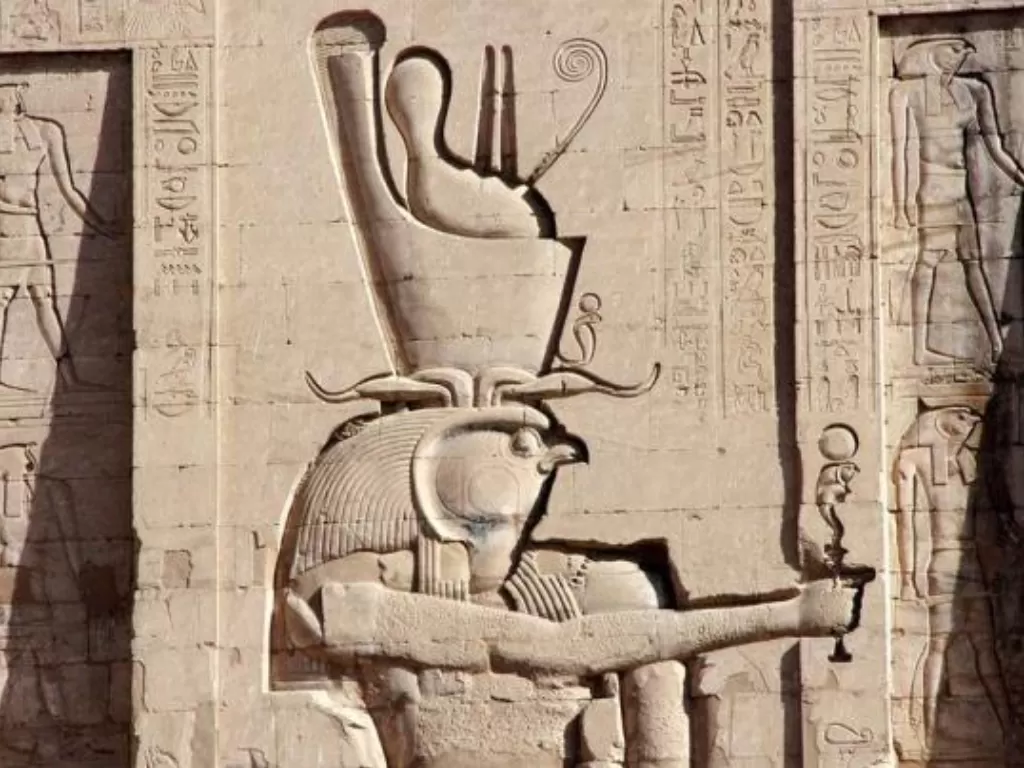 Horus yang tertulis di dinding Kuil Edfu. (Pixabay/Dezalb)
