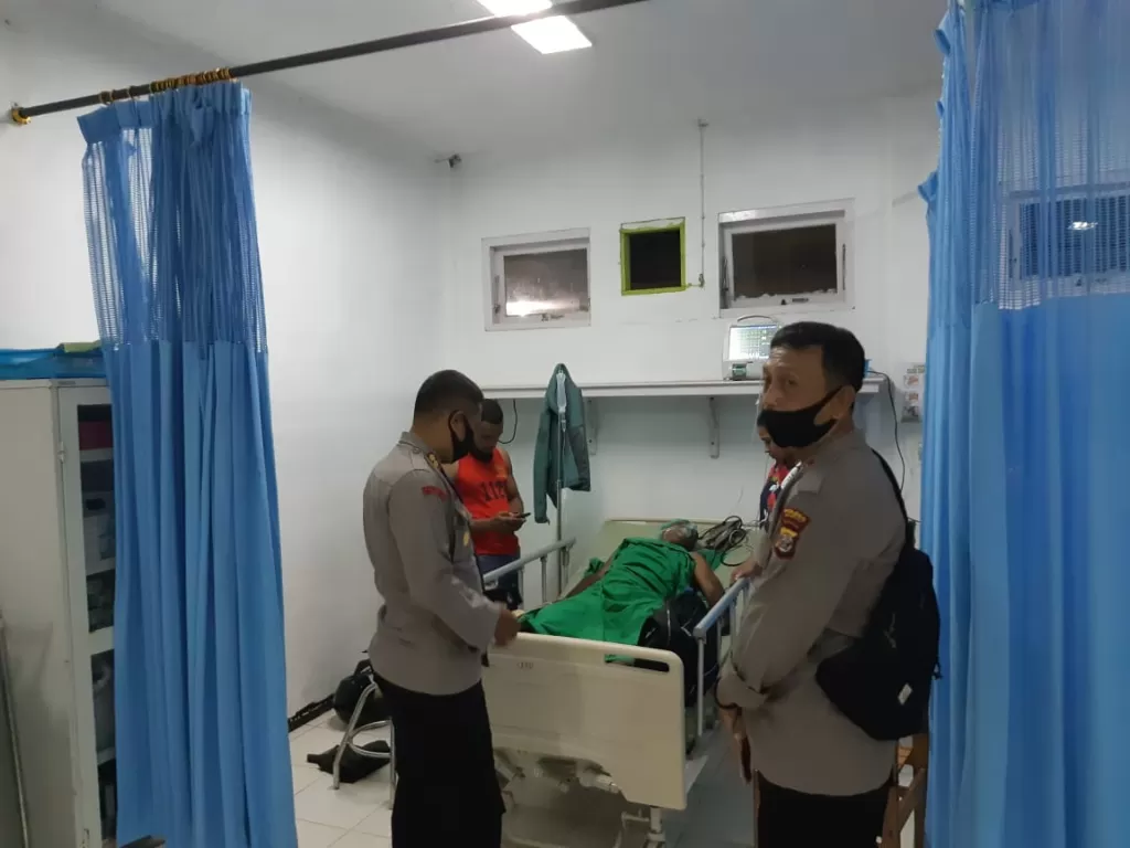 Aipda Viktor terbaring di IGD RS Yowari, Papua akibat luka panah pada perutnya. (Humas Polda Papua)