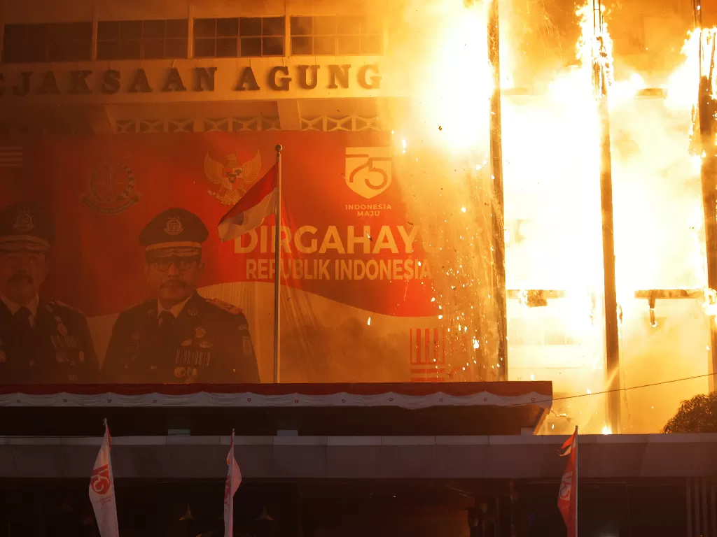 Kebakaran di gedung Kejaksaan Agung di Jakarta. (Foto: ANTARA/Reno Esnir)
