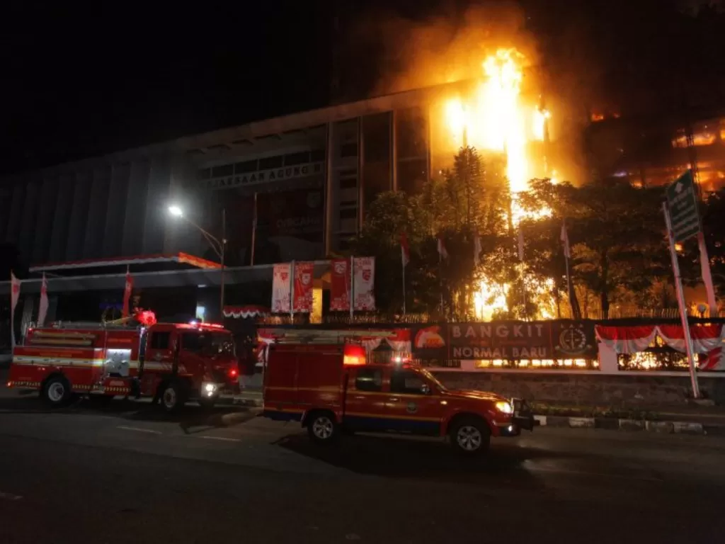 Api membakar gedung Kejaksaan Agung di Jakarta, Sabtu (22/8/2020). (ANTARA/Reno Esnir)