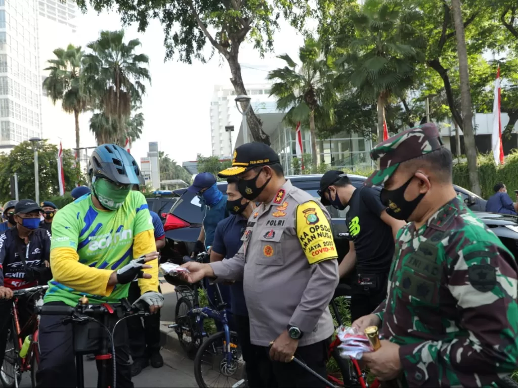 Pembagian masker di Car Free Day, Bundaran HI, Jakarta, Minggu (23/8/2020). (Humas Polda Metro Jaya)