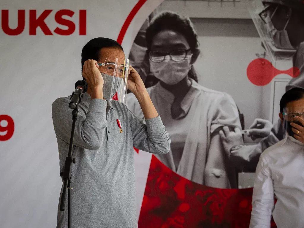 Presiden Joko Widodo menggunakan face shield dan masker. (ANTARA FOTO/Dhemas Reviyanto)