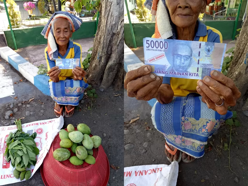 Seorang nenek penjual mangga yang menjadi korban penipuan pembayaran dengan uang mainan. (photo/Facebook/Ketut Ajuz)