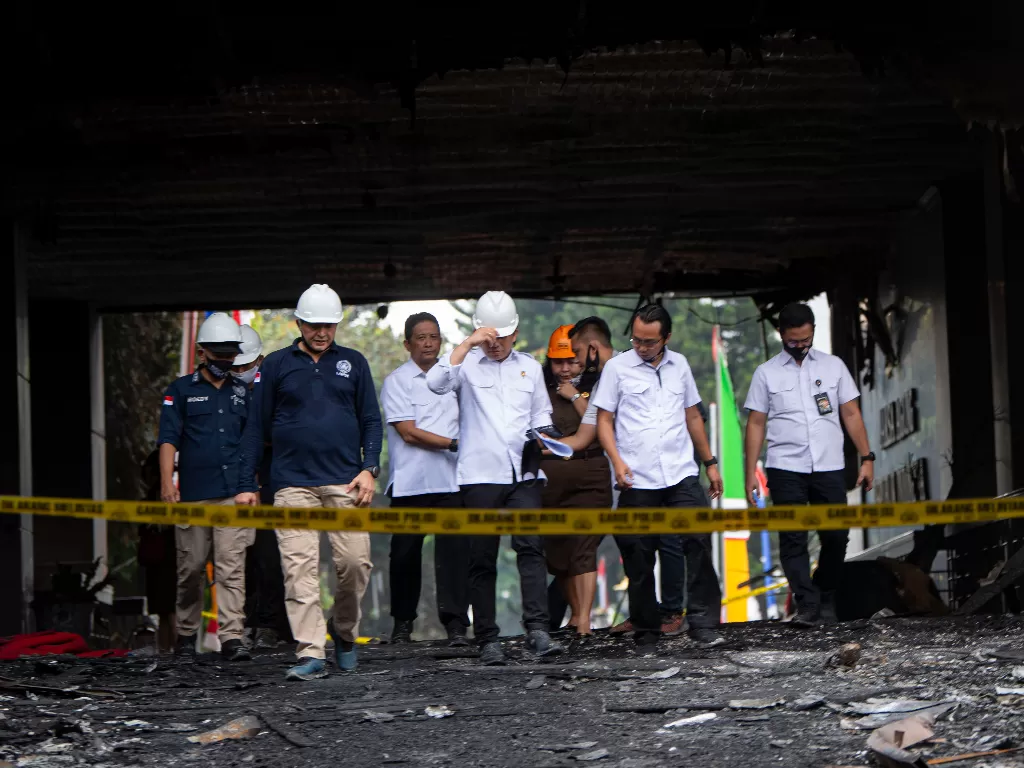 Kepala Pusat Laboratorium Forensik (Puslabfor) Mabes Polri Brigjen Pol Ahmad Haydar (kedua kiri) bersama jajarannya berjalan usai melakukan olah TKP kebakaran gedung utama Kejaksaan Agung di Jakarta, Senin (24/8/2020). (ANTARA FO