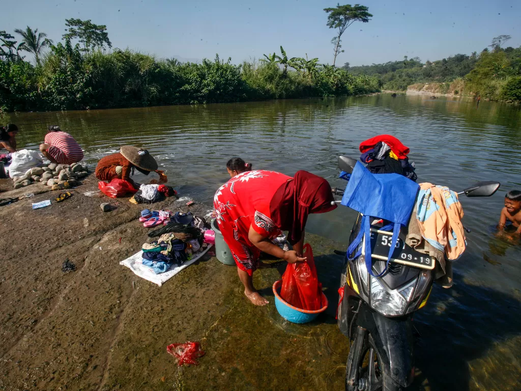 Sejumlah warga mencuci pakaian di aliran Sungai Cileungsi (ANTARA FOTO/Yulius Satria Wijaya)