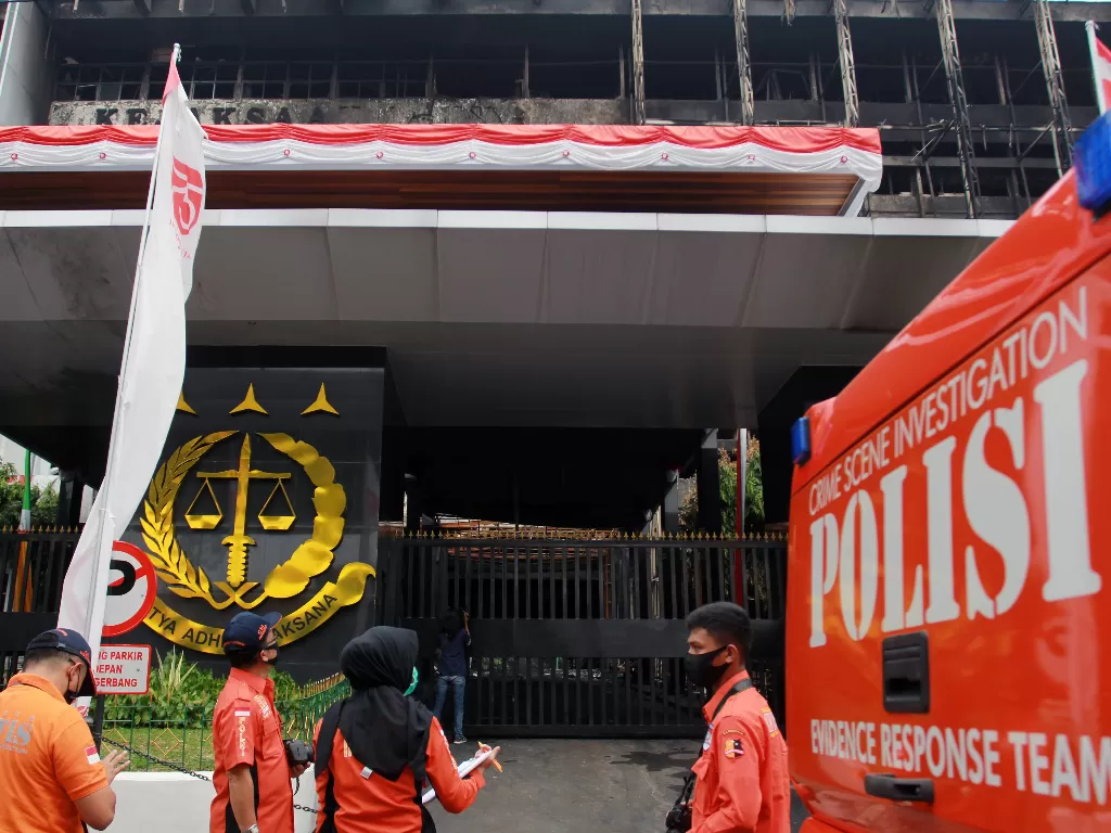Petugas Indonesia Automatic Fingerprint Identification System (INAFIS) Mabes Polri bersiap melakukan olah tempat kejadian perkara (TKP) kebakaran gedung utama Kejaksaan Agung di Jakarta, Senin (24/8/2020). (ANTARA FOTO/Muhammad Iqbal)