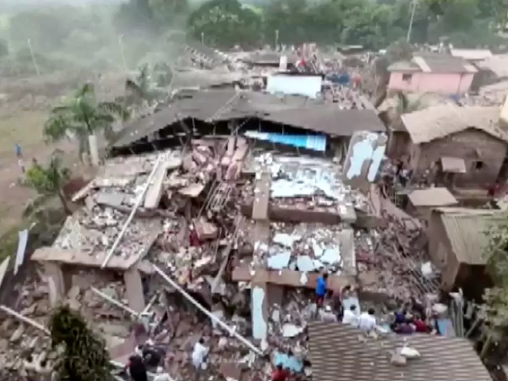 Sebuah pemandangan menunjukkan puing-puing bangunan yang runtuh di Raigad di negara bagian barat Maharashtra, India (REUTERS/REUTERS TV)