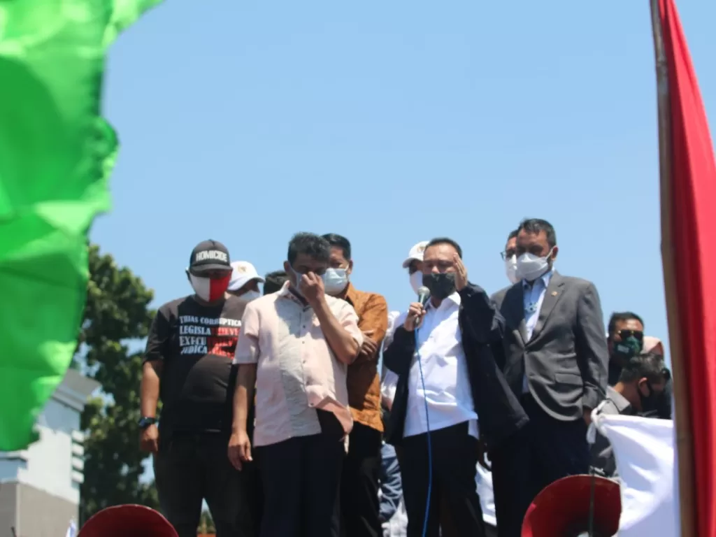 Wakil Ketua DPR Sufmi Dasco Ahmad menemui massa dari kalangan buruh yang menggelar aksi unjuk rasa Omnibus Law RUU Cipta Kerja di depan Gedung DPR/MPR. (Dok. Humas DPR)