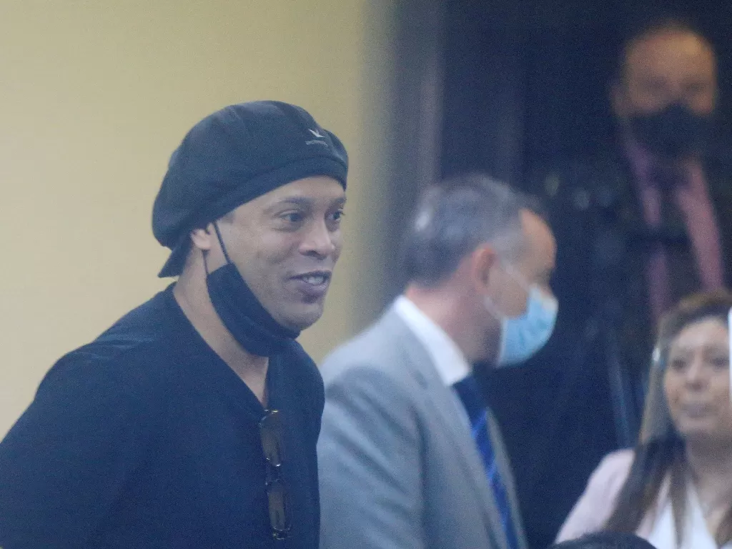 Ronaldinho bebas dari kasus paspor palsu. (REUTERS/JORGE ADORNO)