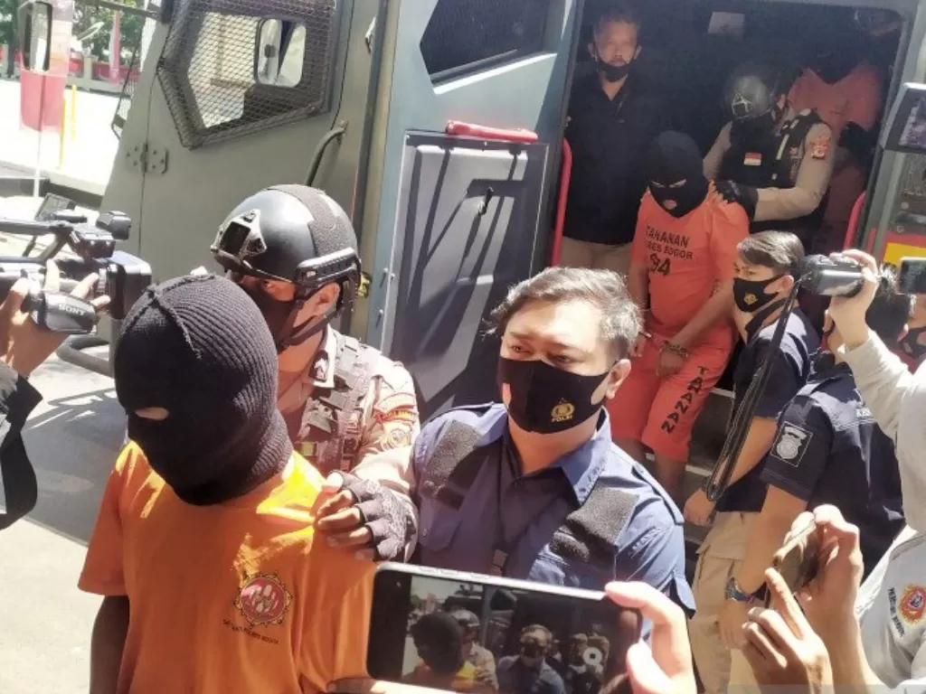 Tersangka kasus pelemparan bom molotov ke Kantor PAC PDIP Bogor. (ANTARA/Bagus Rizaldi)