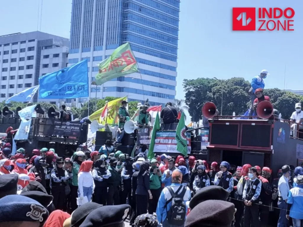 Aksi buruh tolak Omnibus Law di depan Gedung DPR/MPR, Jakarta. (INDOZONE/Sarah Hutagaol)