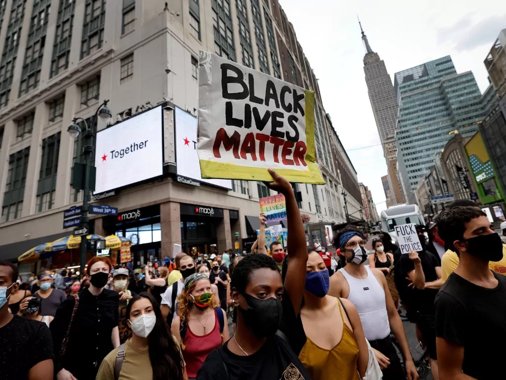 Pengunjuk rasa berdemonstrasi untuk keadilan rasial saat mereka melakukan march di tengah kota Manhattan menyusul penembakan polisi terhadap pria kulit hitam Jacob Blake di Wisconsin, Amerika Serikat, Senin (24/8/2020). (ANTARA/REUTERS/Mike Segar)