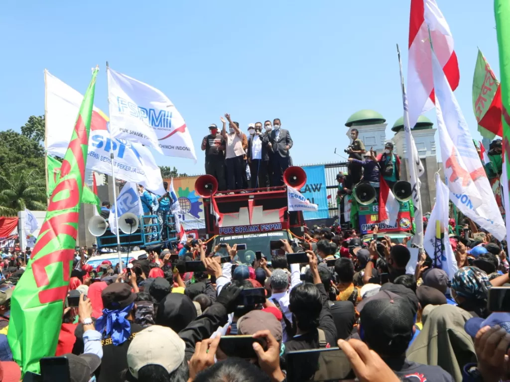 Wakil Ketua DPR Sufmi Dasco Ahmad menemui massa dari kalangan buruh yang menggelar aksi unjuk rasa Omnibus Law RUU Cipta Kerja di depan Gedung DPR/MPR. (Dok. Humas DPR)