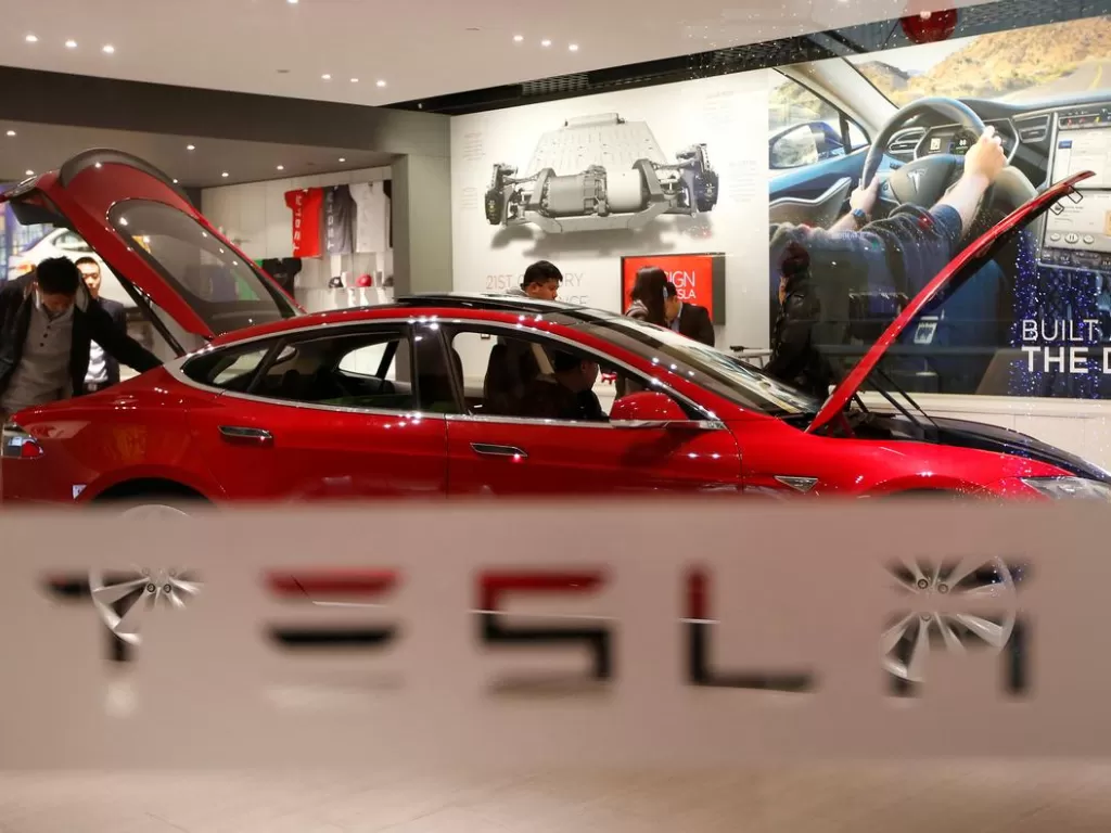 Penampakan mobil Tesla Model S di sebuah showroom di Beijing, Tiongkok (photo/REUTERS/Kim Kyung-Hoon)