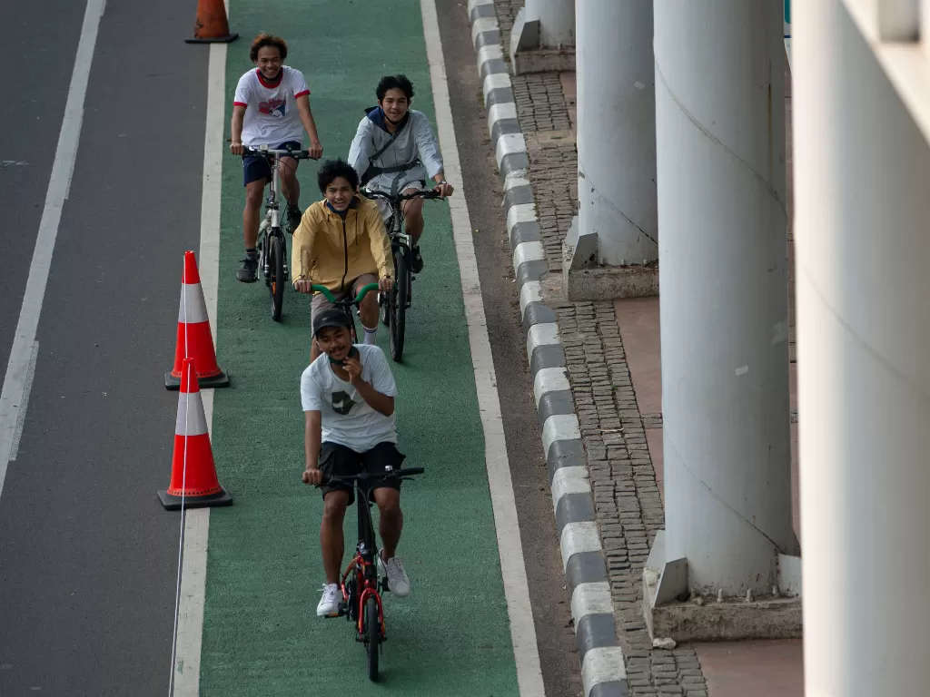 Sejumlah pesepeda melintasi jalur sepeda di Jalan MH. Thamrin, Jakarta, Minggu (19/7/2020). (ANTARA/Aditya Pradana Putra)