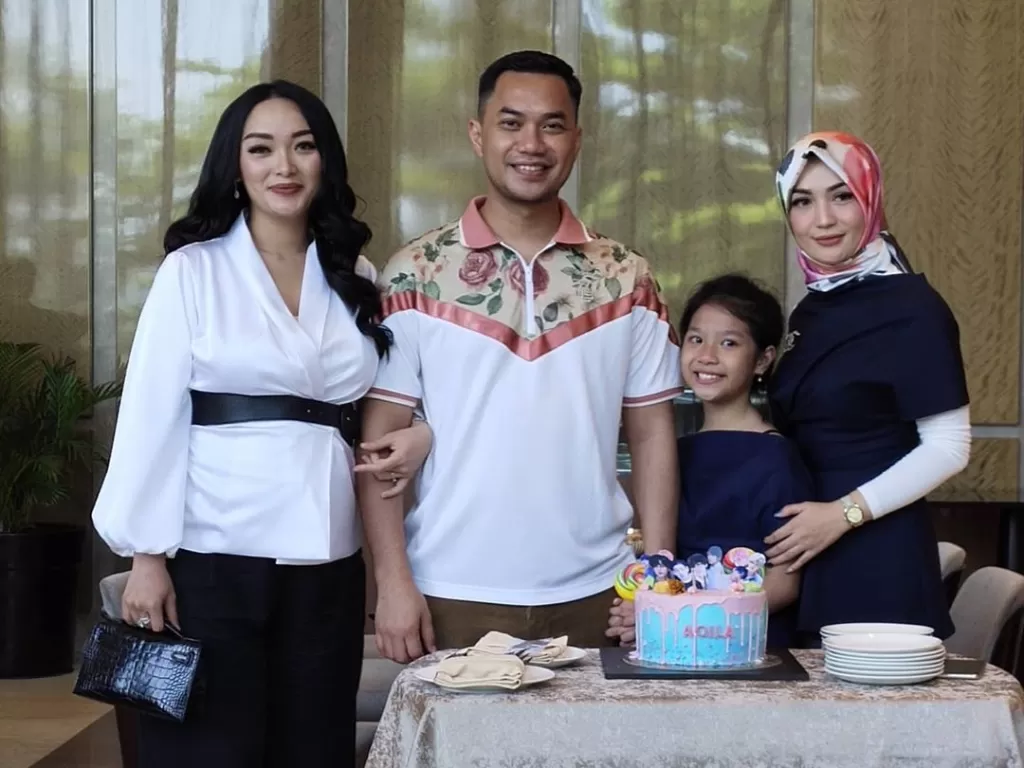 Kekompakan Zaskia Gotik dan mantan istri Sirajuddin saat merayakan ulang tahun anak. (Instagram/@sirajuddinmahmudsabang)
