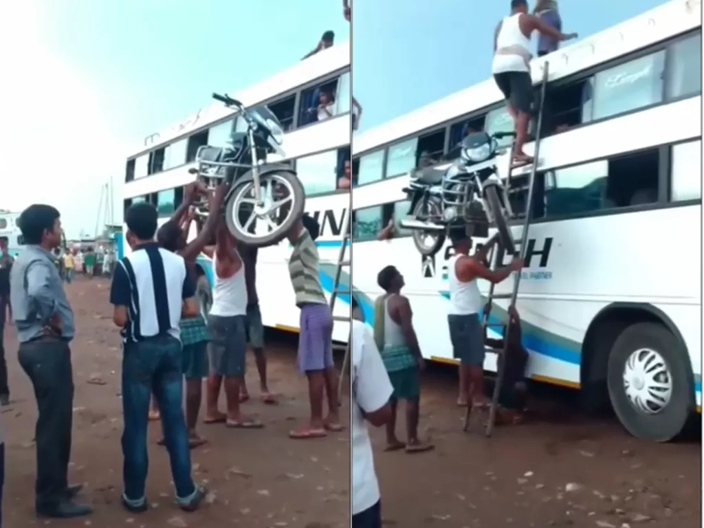 Potongan video seorang pria yang menaikkan sepeda motor ke atas bus dengan kepala di India. (photo/TikTok/Nadeem Anwar)