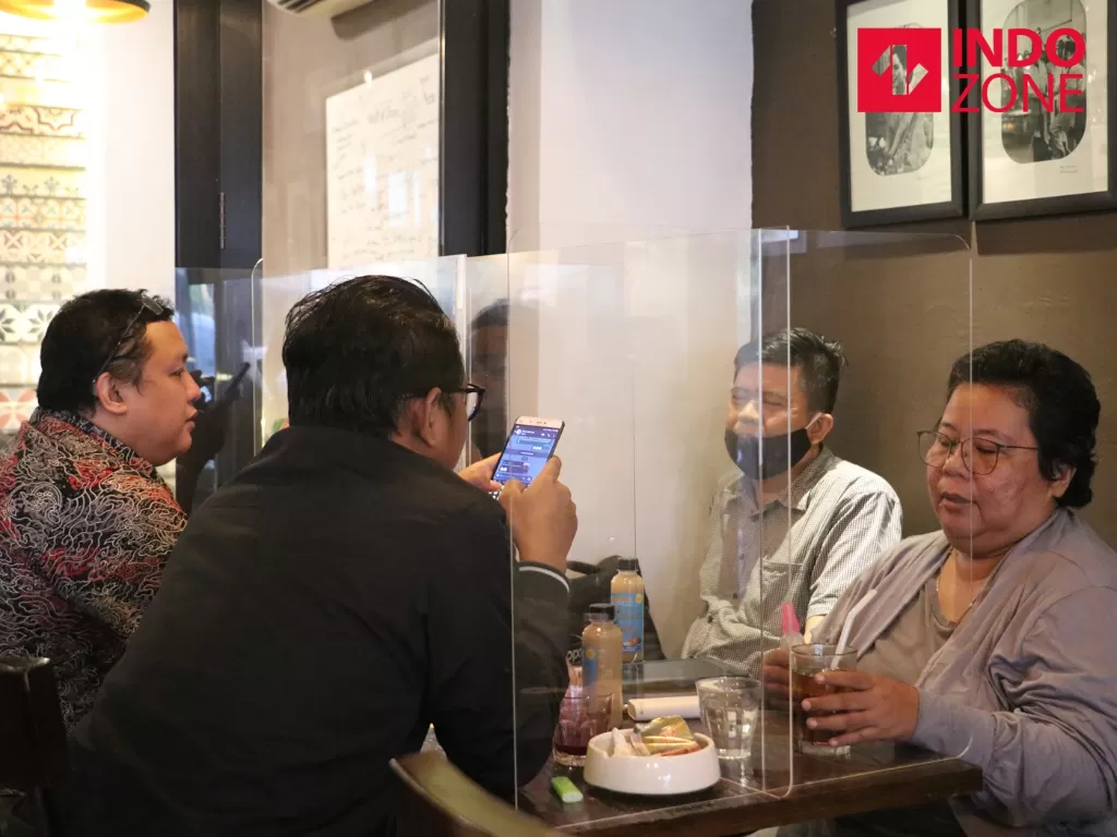  Pengunjung duduk dengan sekat plastik di The Atjeh Connection Resto and Coffee, Jakarta, Rabu (10/6/2020). (INDOZONE/Febio Hernanto) 