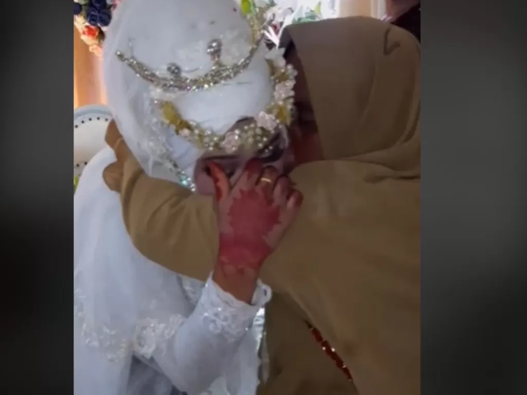 Seorang pengantin wanita nangis dipelukan ibunya (Tiktok)