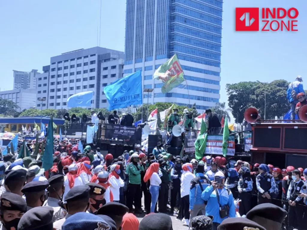 Aksi unjuk rasa buruh di depan Gedung DPR/MPR RI, Selasa (25/8/2020). (INDOZONE/Sarah Hutagaol)