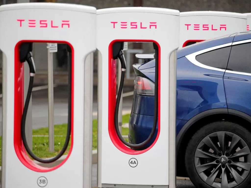Stasiun tempat pengisian baterai mobil listrik Tesla (photo/REUTERS/Pascal Rossignol)