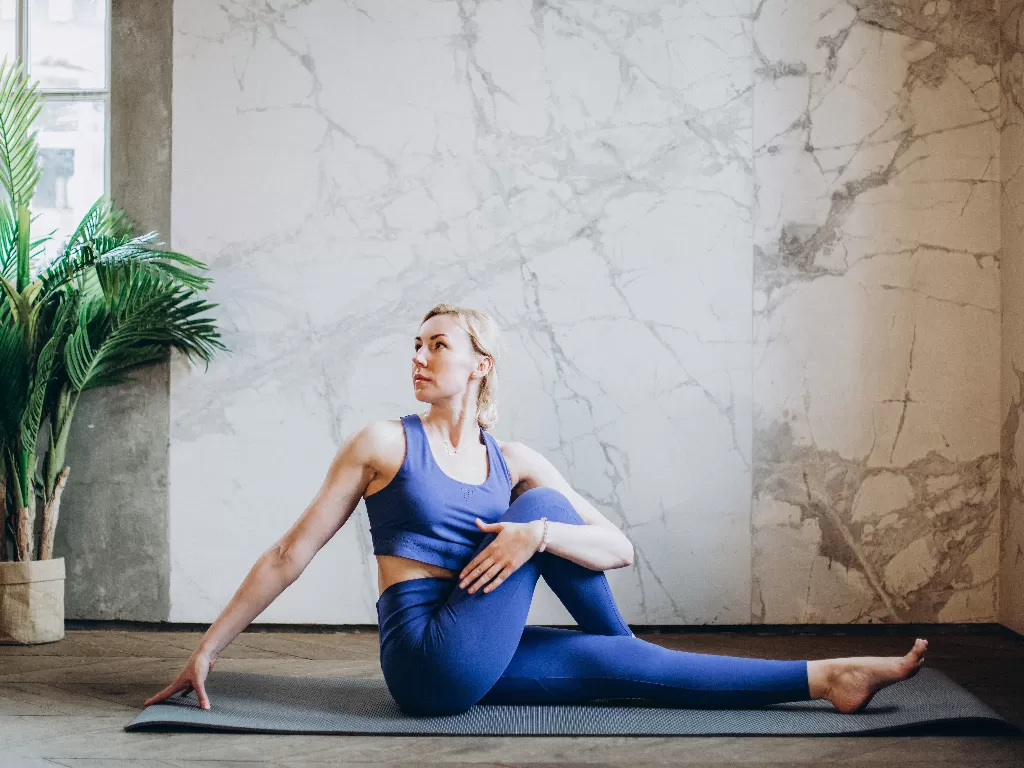 Gerakan yoga yang bisa mengatasi sakit kepala (Pexels/Elly Fairytale)